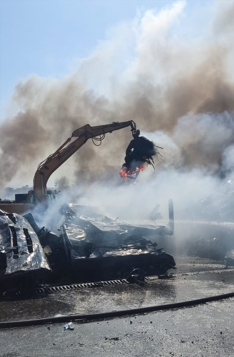 İzmir'in Aliağa ilçesinde hurda depolama alanında çıkan yangına müdahale ediliyor.