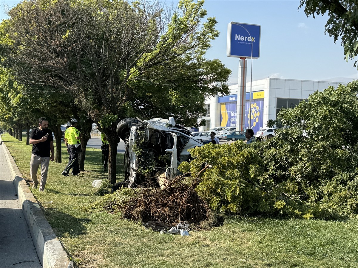 Kahramanmaraş'ta refüjdeki ağaca çarpan otomobildeki 1 kişi öldü, 2 kişi yaralandı. Bölgeye polis...