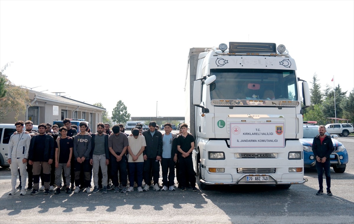 Kırklareli'nde tırın dorsesinde 44 düzensiz göçmen yakalandı. Düzensiz göçmenler, işlemlerinin...