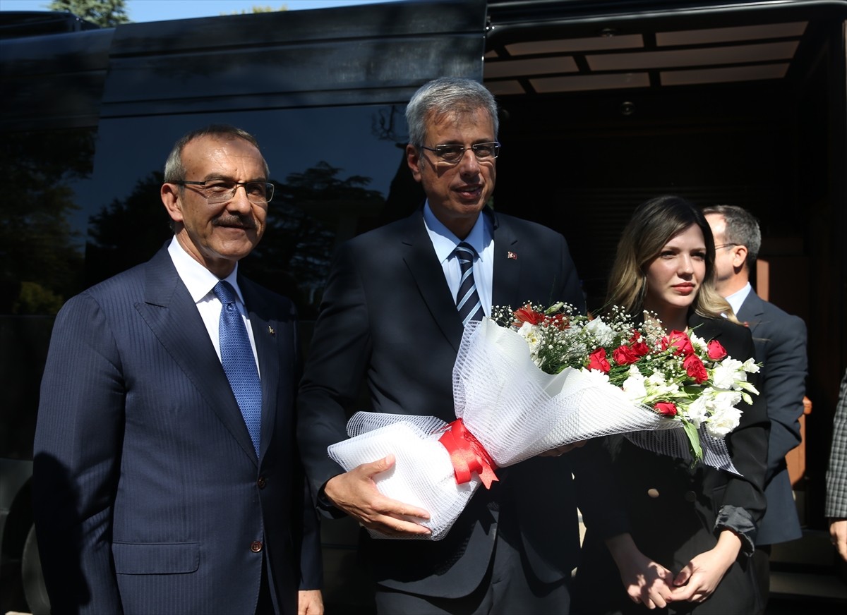 Sağlık Bakanı Kemal Memişoğlu (ortada), çeşitli temaslarda bulunmak üzere geldiği Malatya'da Vali...