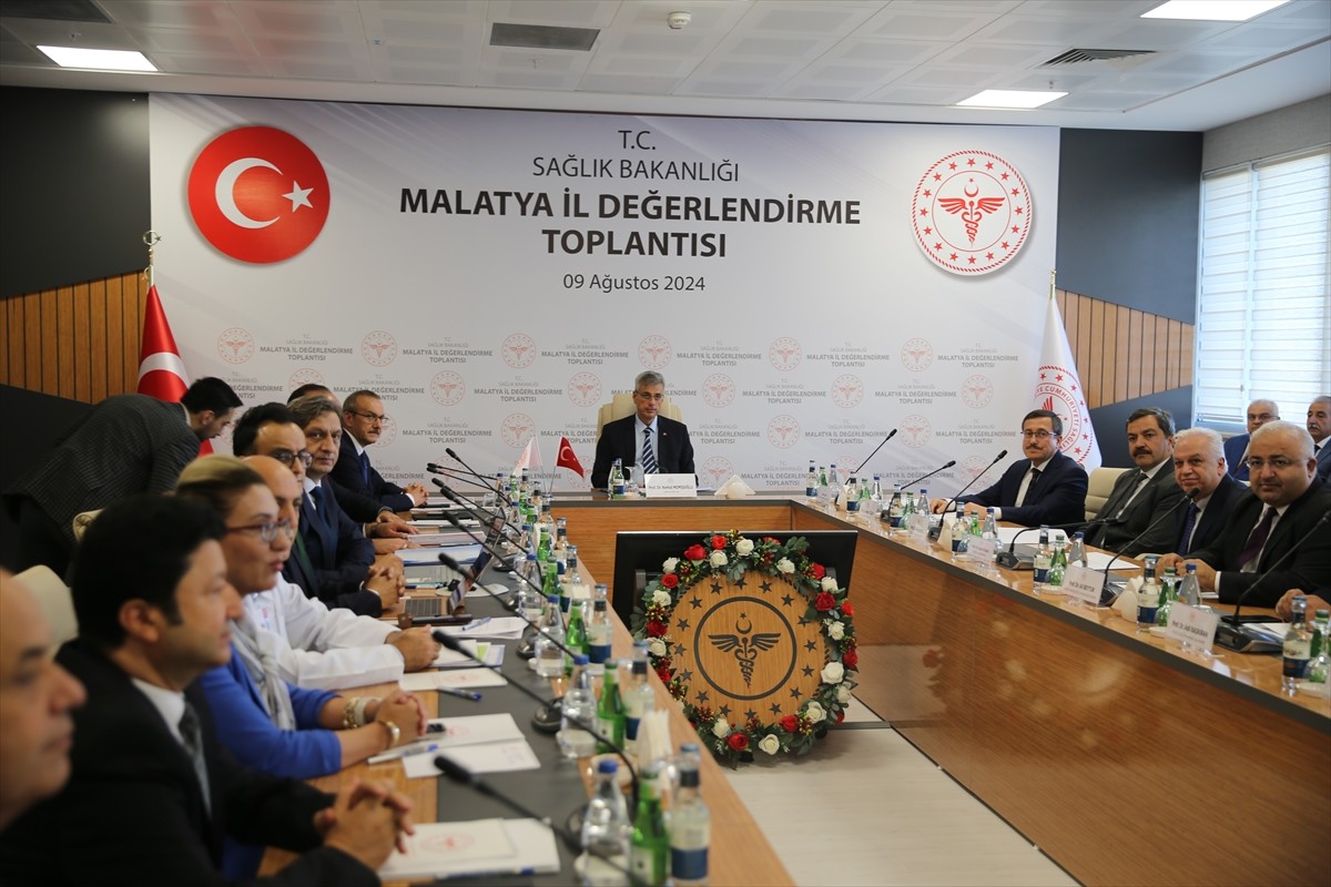 Sağlık Bakanı Kemal Memişoğlu (ortada), çeşitli temaslarda bulunmak üzere geldiği Malatya'da Vali...