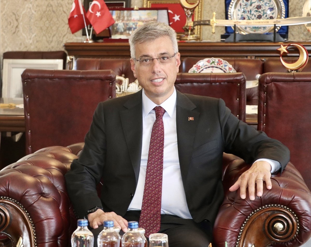 Sağlık Bakanı Kemal Memişoğlu (sağda), çeşitli temaslarda bulunmak için geldiği Gümüşhane'de Vali...
