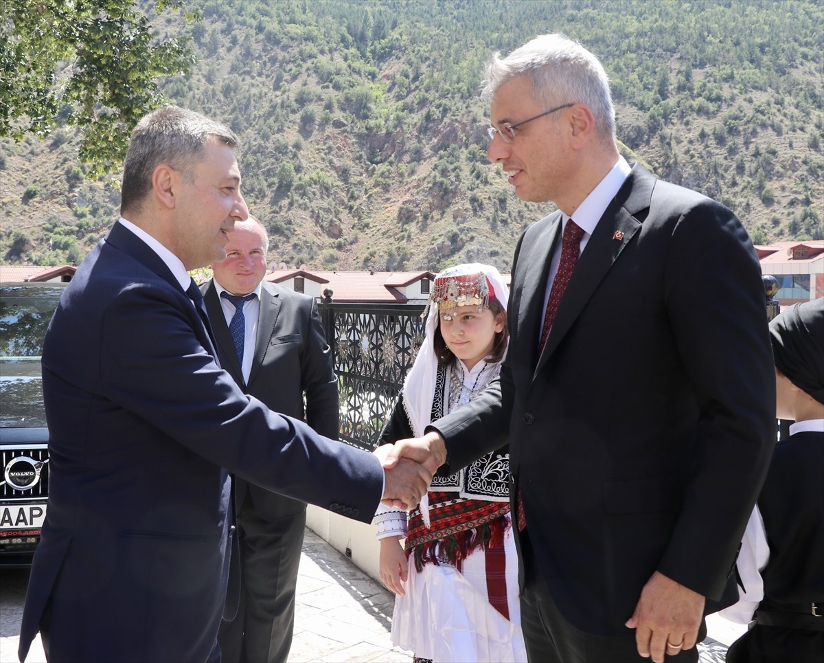 Sağlık Bakanı Kemal Memişoğlu (sağda), çeşitli temaslarda bulunmak için geldiği Gümüşhane'de Vali...