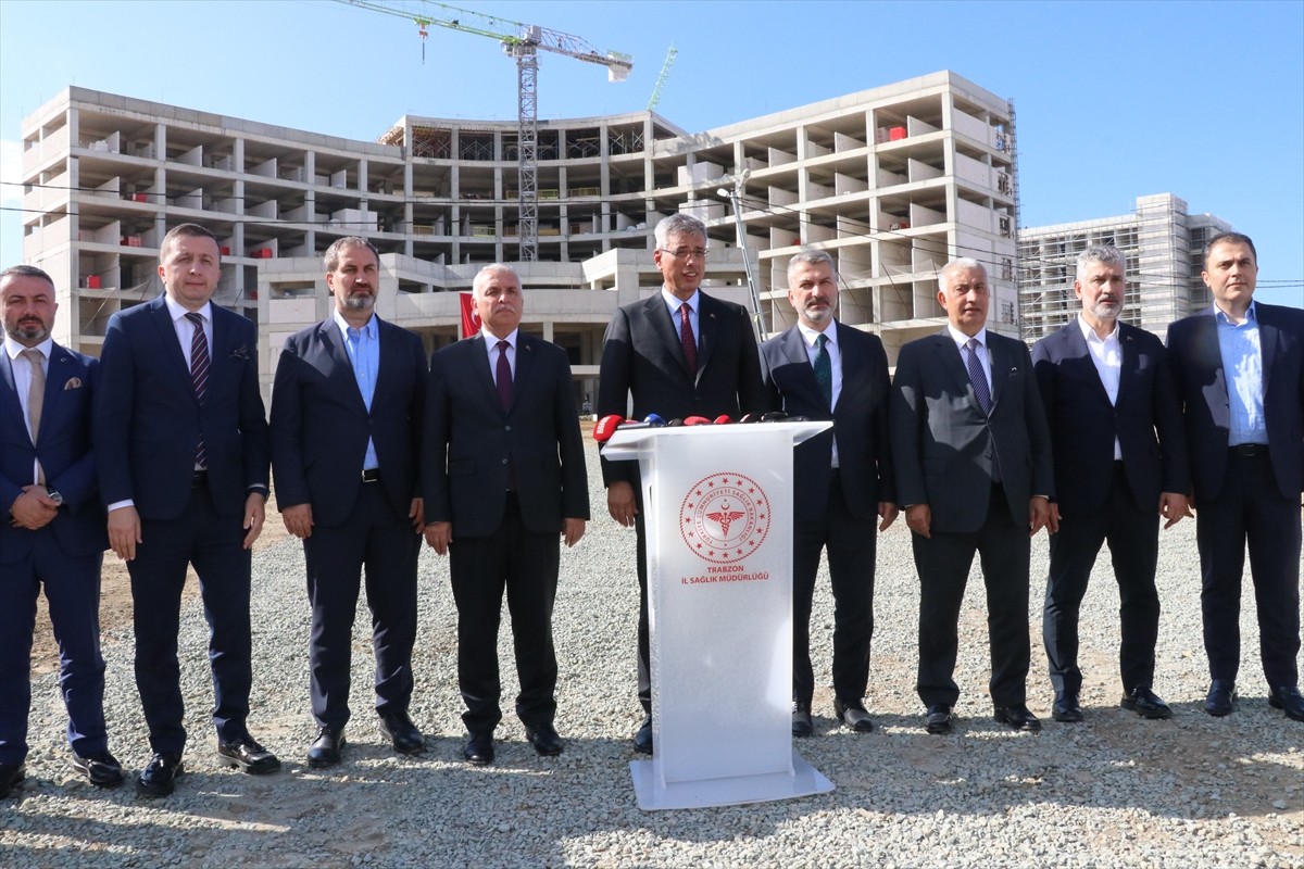 Sağlık Bakanı Kemal Memişoğlu (sol 2), 15 Temmuz Şehitler ve Hürriyet Parkı ile Uzunsokak'taki...
