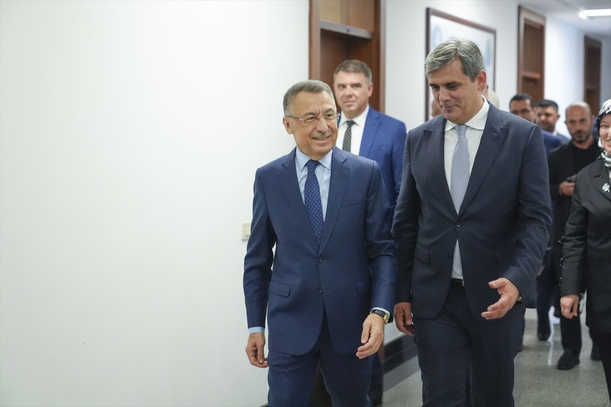 TBMM Dışişleri Komisyonu Başkanı ve AK Parti Ankara Milletvekili Fuat Oktay (solda), Karadağ...