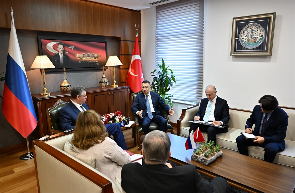 Türkiye Büyük Millet Meclisi (TBMM) Dışişleri Komisyonu Başkanı Fuat Oktay (solda), Rusya Federal...