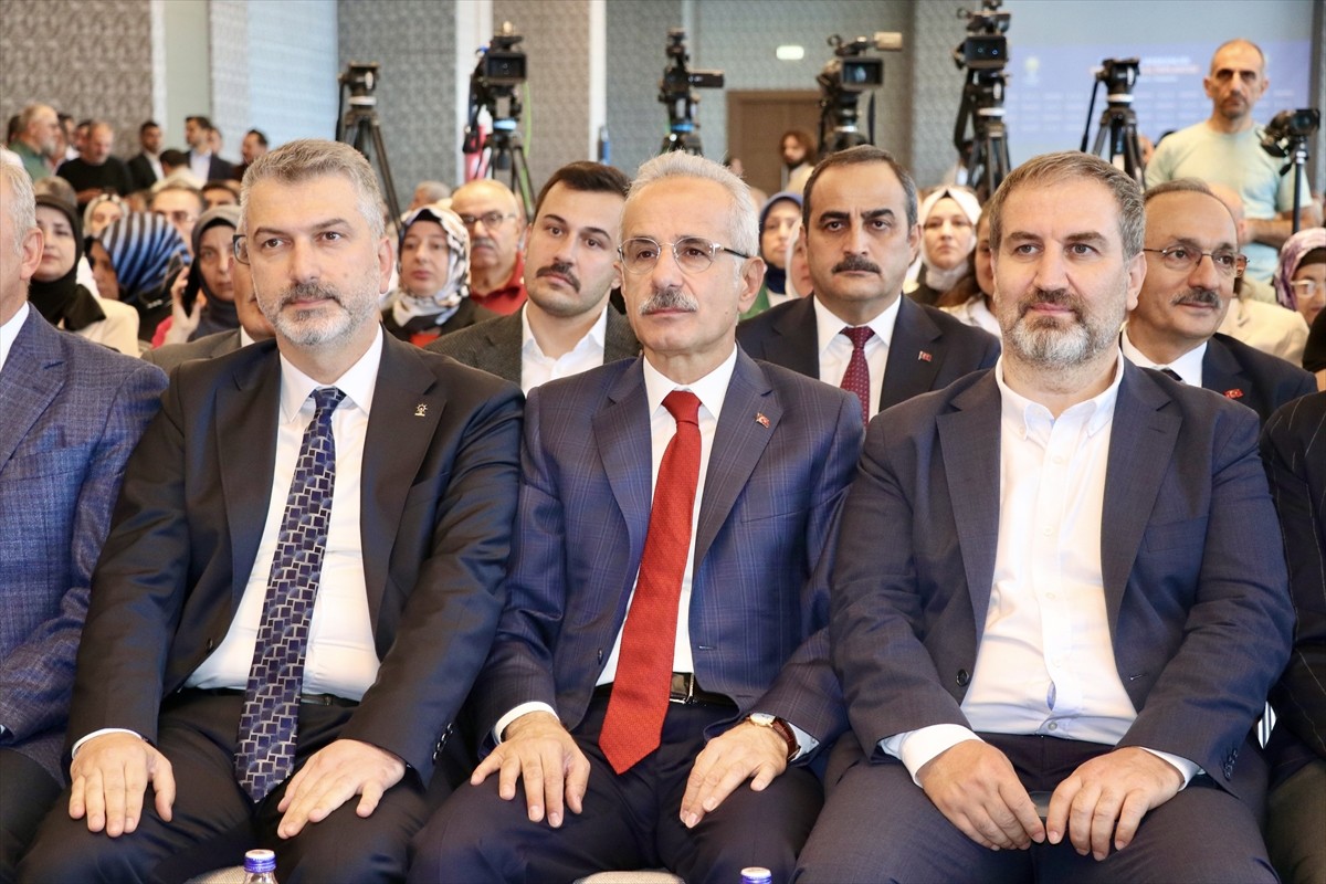 Ulaştırma ve Altyapı Bakanı Abdulkadir Uraloğlu (ortada), bir otelde düzenlenen AK Parti...