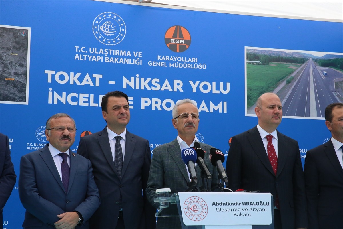 Ulaştırma ve Altyapı Bakanı Abdulkadir Uraloğlu, Tokat-Niksar kara yolu yol yapım şantiyesini...