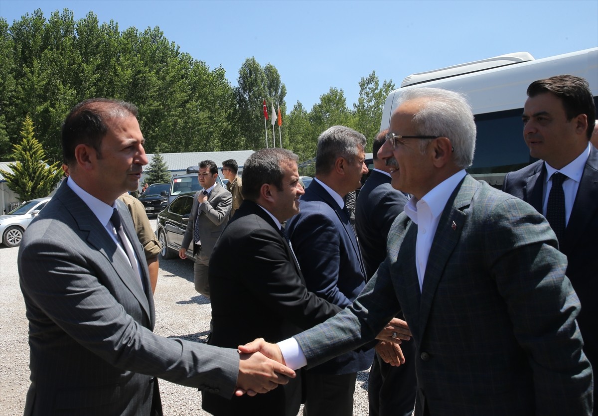 Ulaştırma ve Altyapı Bakanı Abdulkadir Uraloğlu, Tokat-Niksar kara yolu yol yapım şantiyesini...
