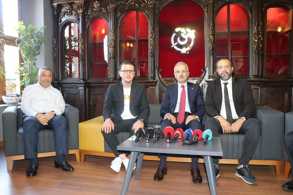 Ulaştırma ve Altyapı Bakanı Abdulkadir Uraloğlu, Trabzon Gazeteciler Cemiyeti'ni ziyaret etti....