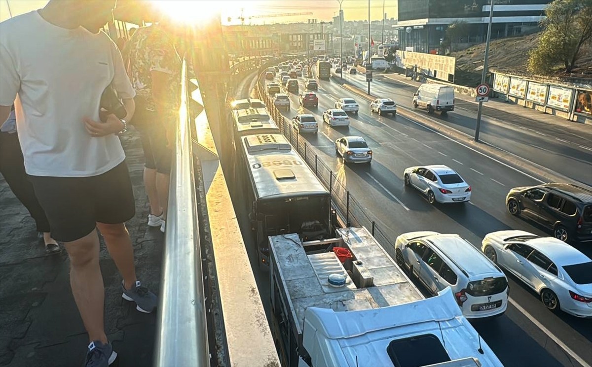Beylikdüzü-Söğütlüçeşme seferini yapan metrobüsün lastiğinin patlaması nedeniyle aksayan seferler...