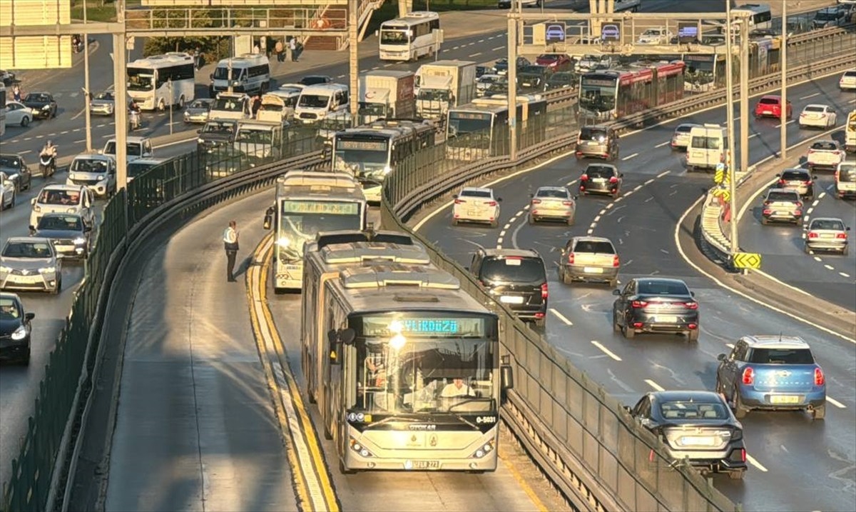 Beylikdüzü-Söğütlüçeşme seferini yapan metrobüsün lastiğinin patlaması nedeniyle aksayan seferler...
