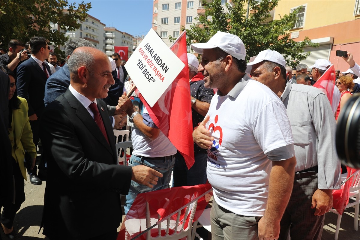 Dağa kaçırılan çocukları için eski HDP il binası önünde oturma eylemi yapan Diyarbakır annelerinin...