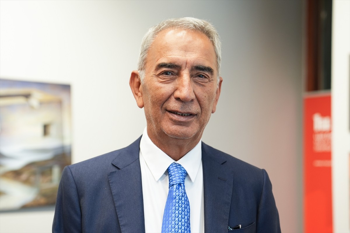 Eski Galatasaray Kulübü Başkanı Adnan Polat, katıldığı bir organizasyonda basın mensuplarına...