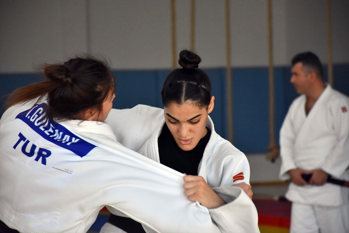 Genç Kadın Judo Milli Takımı, 3-6 Ekim'de Tacikistan'da düzenlenecek Dünya Judo Gençler...