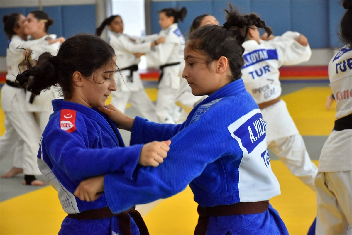 Genç Kadın Judo Milli Takımı, 3-6 Ekim'de Tacikistan'da düzenlenecek Dünya Judo Gençler...