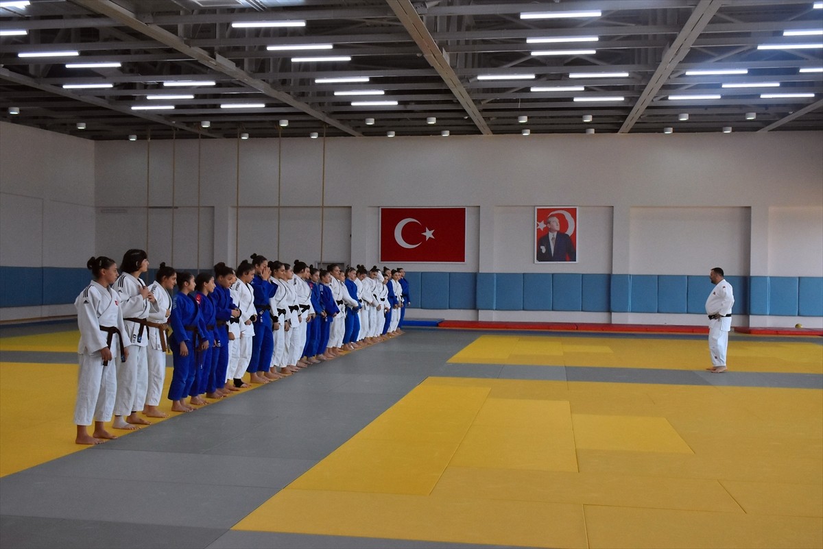 Genç Kadın Judo Milli Takımı, 3-6 Ekim'de Tacikistan'da düzenlenecek Dünya Judo Gençler...