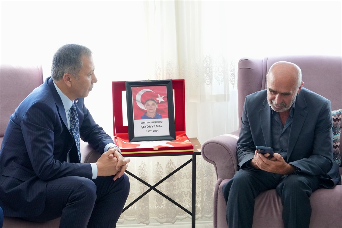 İçişleri Bakanı Ali Yerlikaya, İstanbul Ümraniye'de uğradığı silahlı saldırıda şehit olan 27...