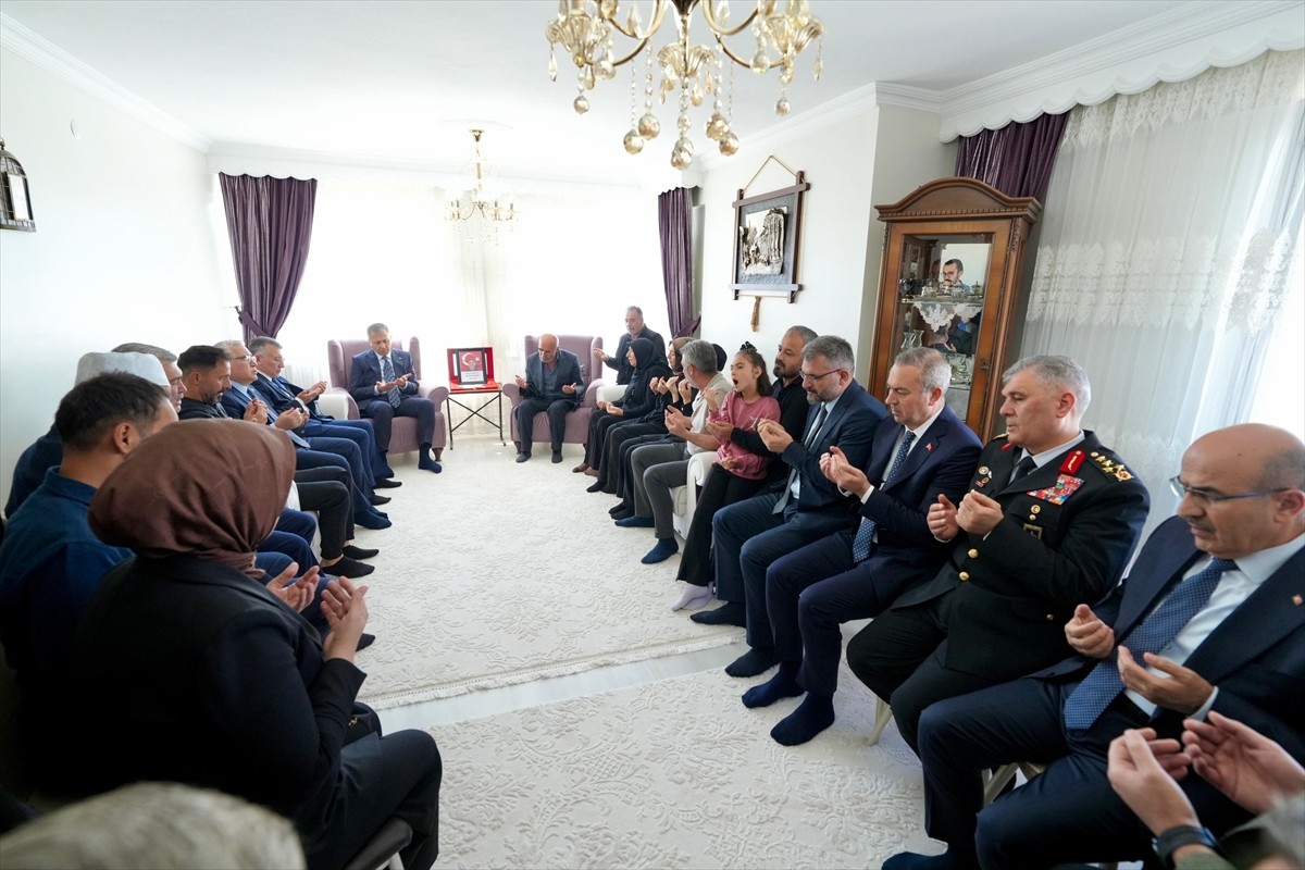 İçişleri Bakanı Ali Yerlikaya, İstanbul Ümraniye'de uğradığı silahlı saldırıda şehit olan 27...