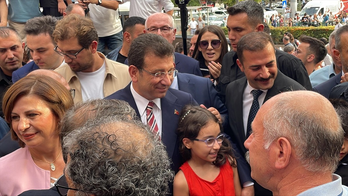 İstanbul Büyükşehir Belediye Başkanı Ekrem İmamoğlu, Eskişehir Büyükşehir Başkanı Ayşe Ünlüce'ye...