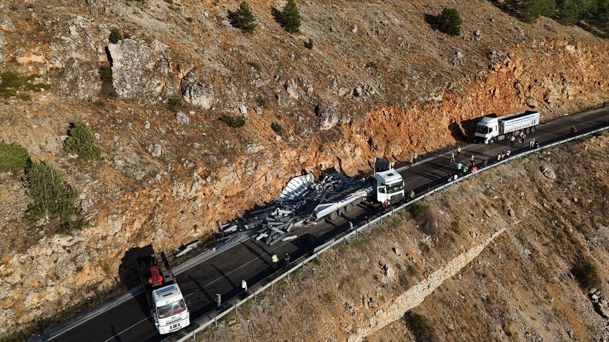 Kahramanmaraş Göksun ilçesinde kumaş yüklü tırın devrilmesi sonucu Kahramanmaraş-Kayseri kara yolu...