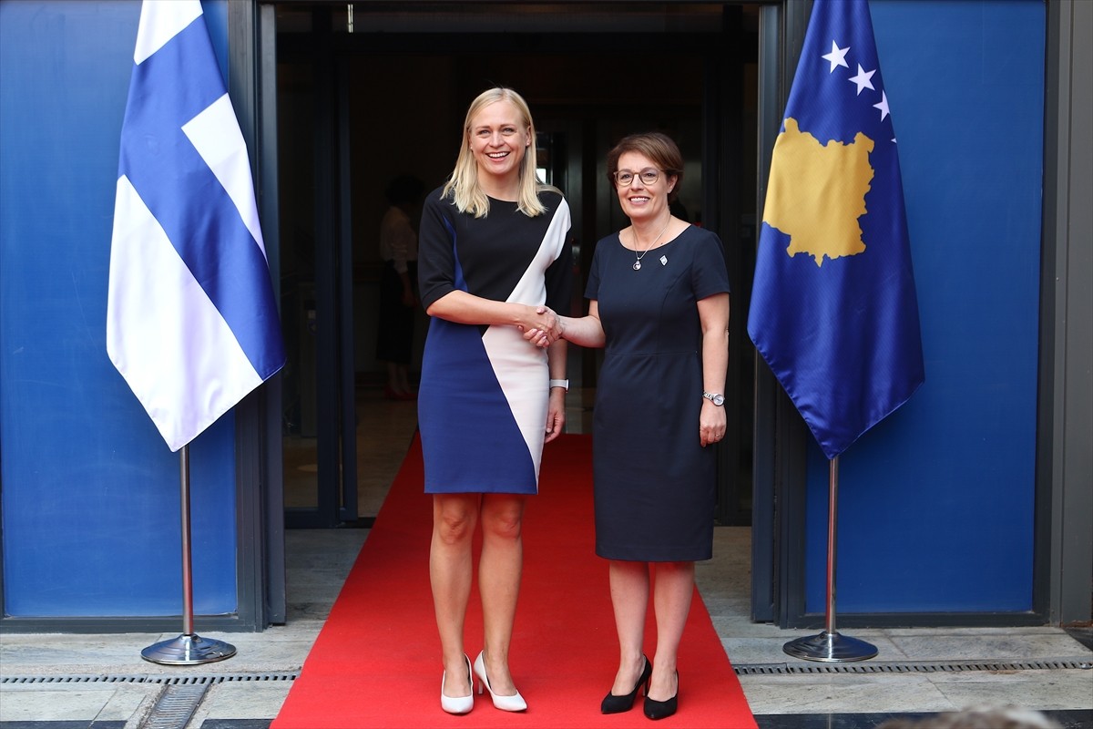 Kosova Başbakan Yardımcısı, Dışişleri ve Diaspora Bakanı Donika Gervalla-Schwarz (sağda)...