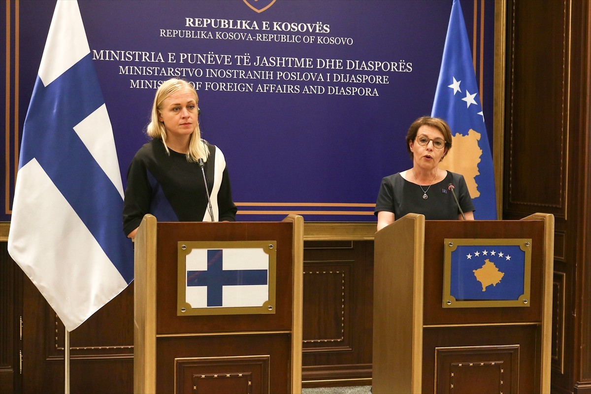 Kosova Başbakan Yardımcısı, Dışişleri ve Diaspora Bakanı Donika Gervalla-Schwarz (sağda)...