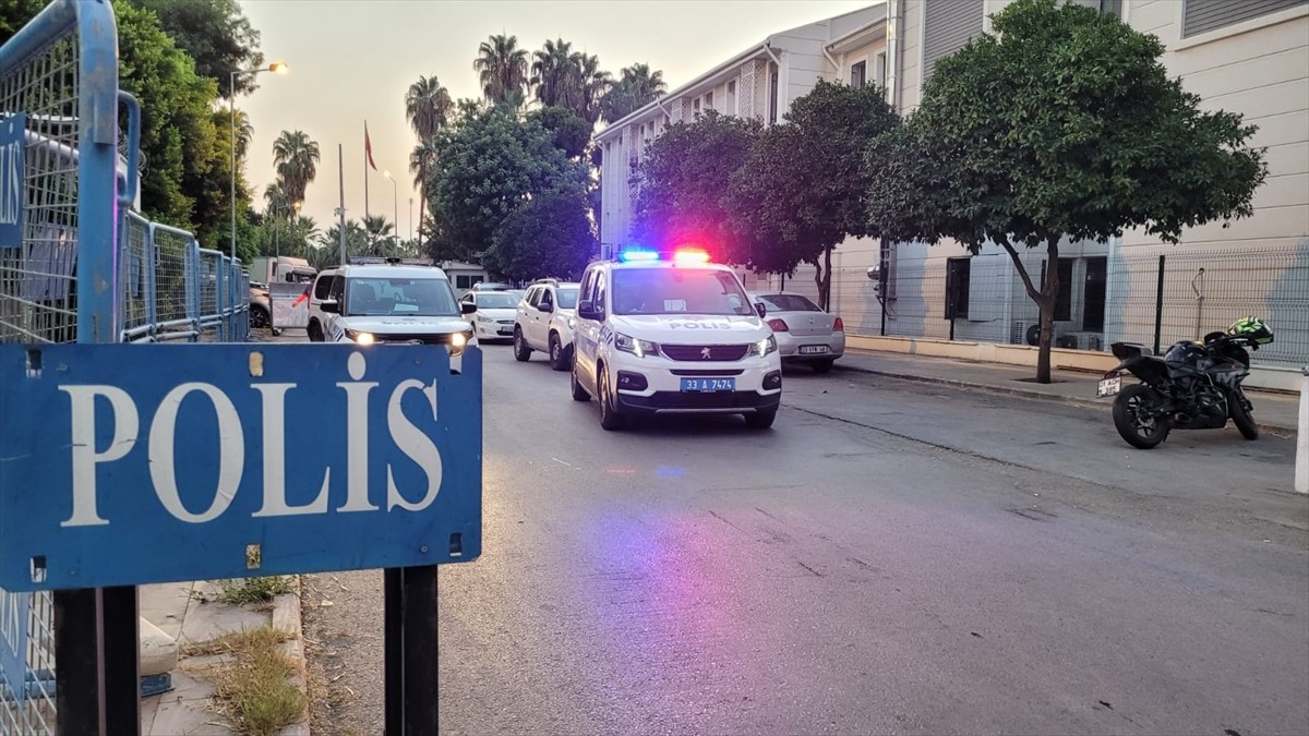 Mersin'de çeşitli suçlardan kesinleşmiş hapis cezası bulunan 52 hükümlü yakalandı. Ekipler...