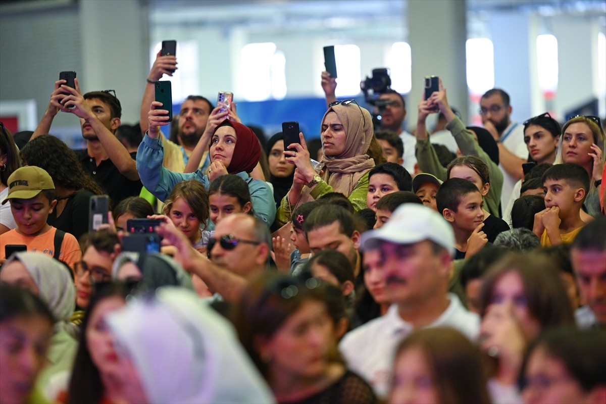 Türkiye'nin İlk Astronotu Alper Gezeravcı, TEKNOFEST Akdeniz'de Gençlerle Buluştu