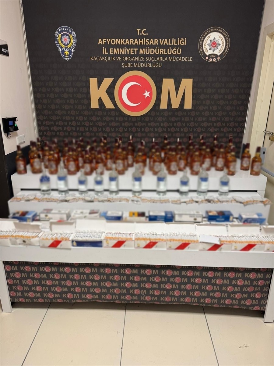 Afyonkarahisar'da kaçakçılık operasyonunda gözaltına alınan 8 şüpheliden 2'si tutuklandı....