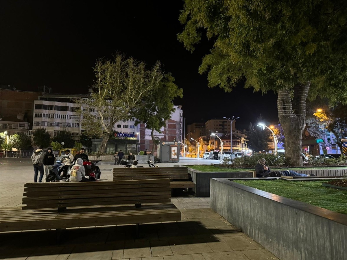 Afyonkarahisar'ın merkezinde saat 03.14'te 4,4 büyüklüğünde deprem meydana geldi. Kent merkezinde...