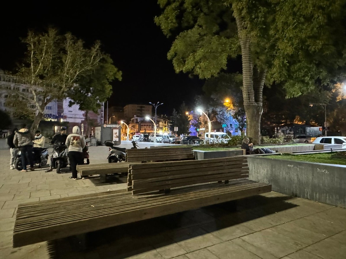 Afyonkarahisar'ın merkezinde saat 03.14'te 4,4 büyüklüğünde deprem meydana geldi. Kent merkezinde...