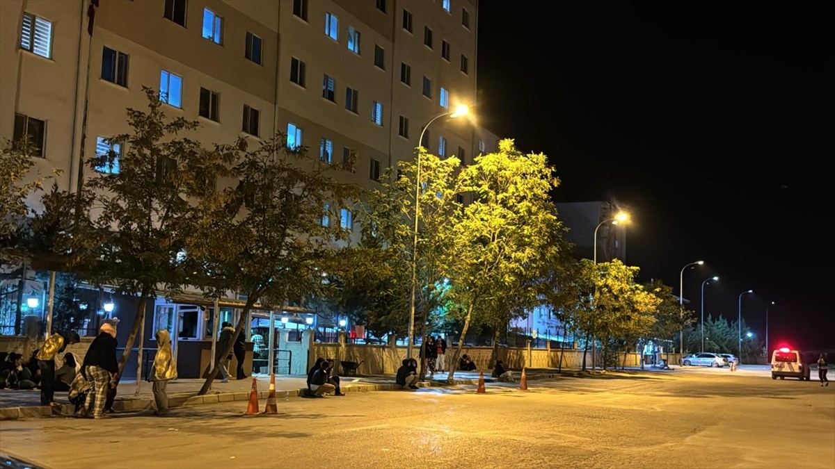Afyonkarahisar'ın merkezinde saat 03.14'te 4,4 büyüklüğünde deprem meydana geldi. Kent merkezinde...