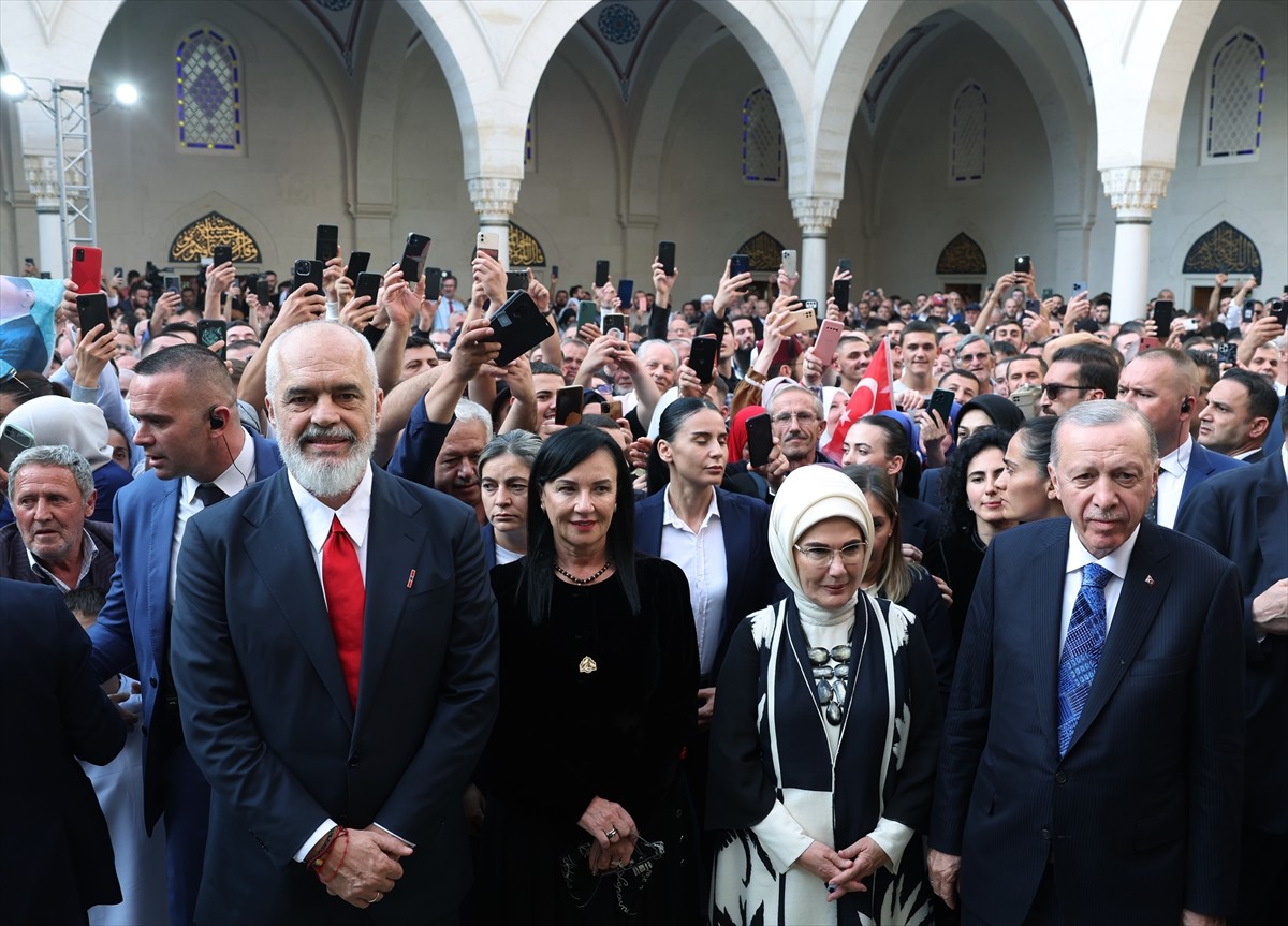 Cumhurbaşkanı Recep Tayyip Erdoğan, Arnavutluk'un başkenti Tiran'da Namazgah Camii açılışına...