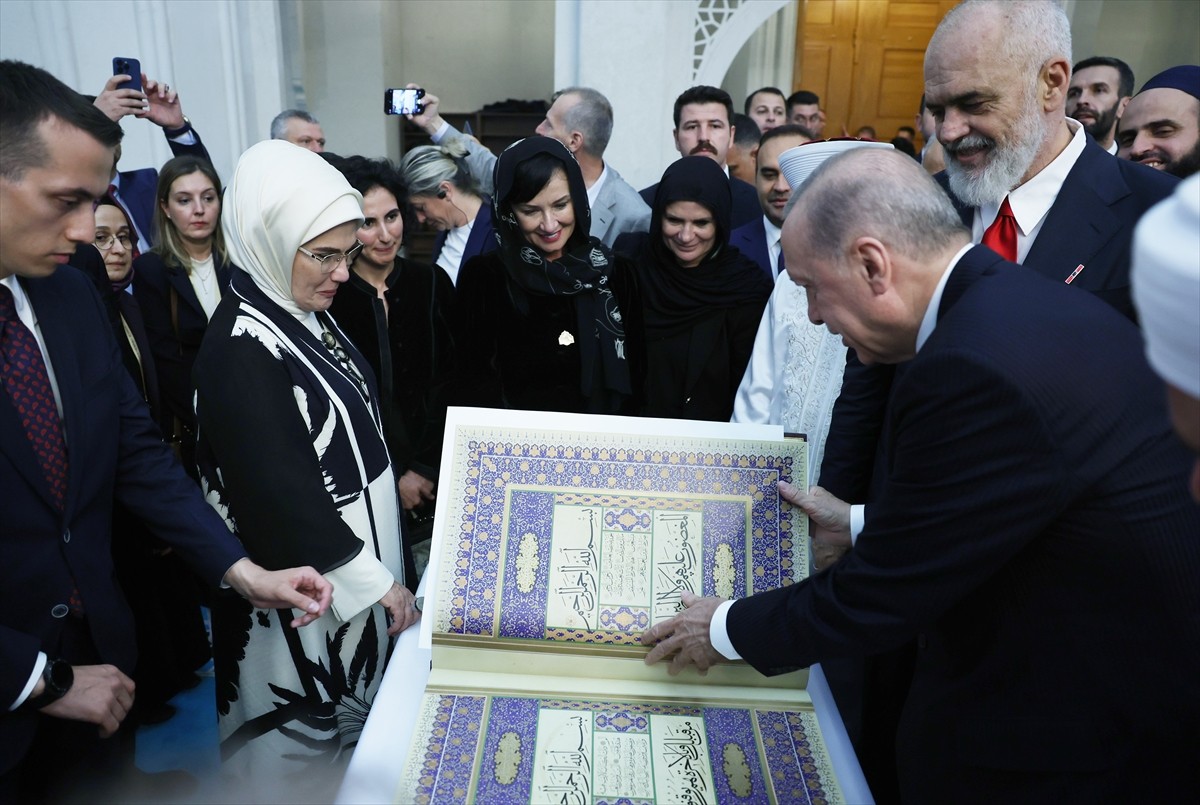 Cumhurbaşkanı Recep Tayyip Erdoğan (sağ 2) ve Arnavutluk Başbakanı Edi Rama (solda), Arnavutluk'un...