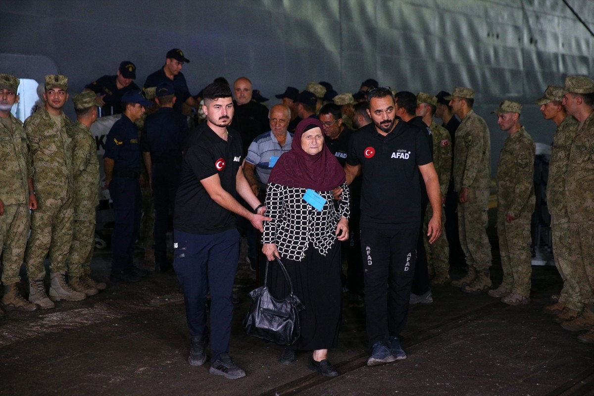 İsrail'in saldırılarının sürdüğü Lübnan'dan tahliye edilen 588 sivili taşıyan Deniz Kuvvetleri...