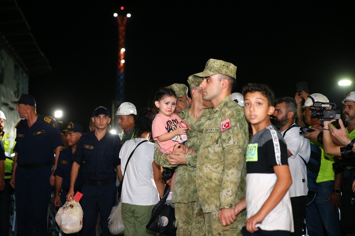  İsrail'in saldırılarının sürdüğü Lübnan'dan tahliye edilen 588 sivili taşıyan Deniz Kuvvetleri...