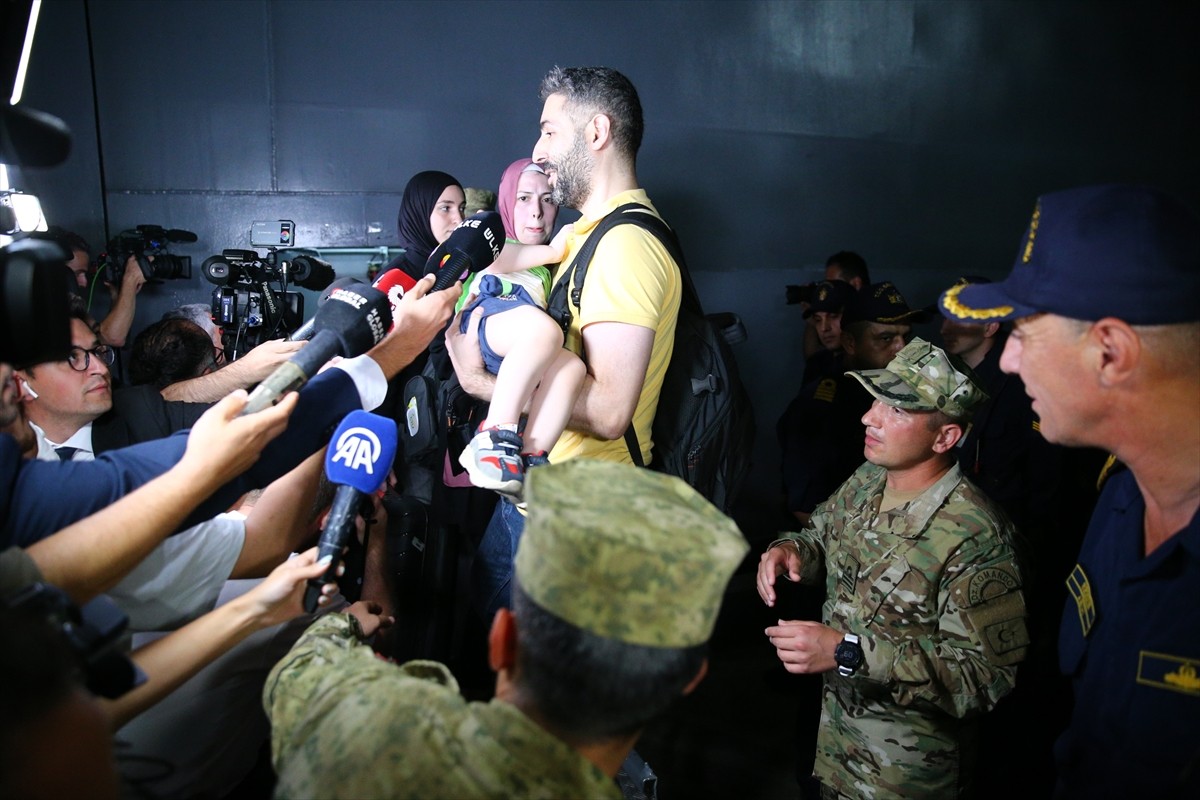 İsrail'in saldırılarının sürdüğü Lübnan'dan tahliye edilen 588 sivili taşıyan Deniz Kuvvetleri...