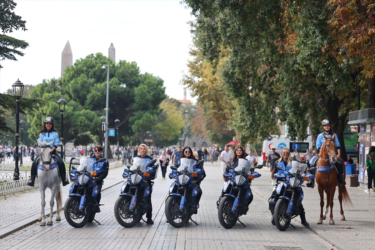 İstanbul'da görev yapan motosikletli kadın zabıta ekipleri seyyar satıcı ve dilencilere müdahale...