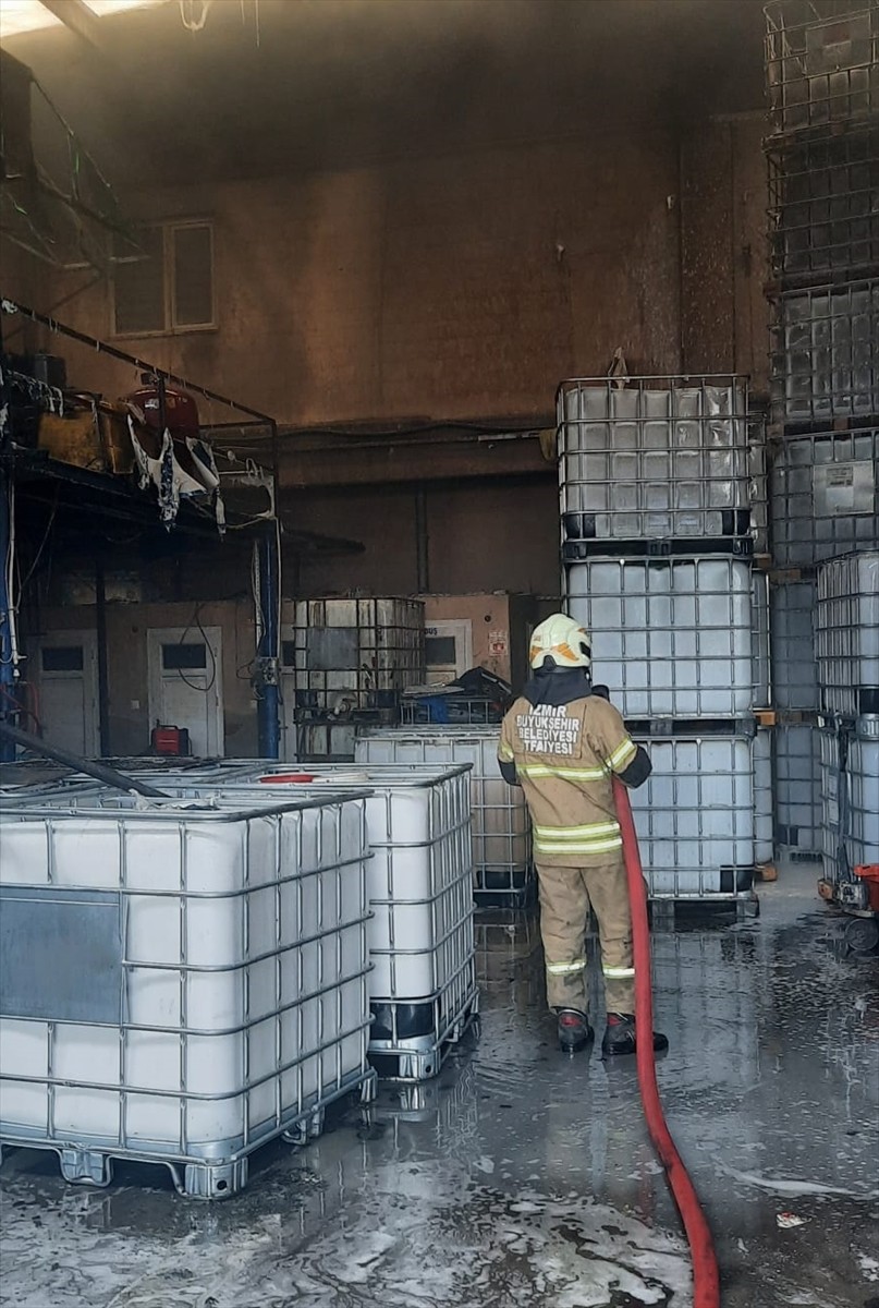 İzmir'in Bornova ilçesinde bulunan geri dönüşüm fabrikasında çıkan yangın itfaiye ekipleri...