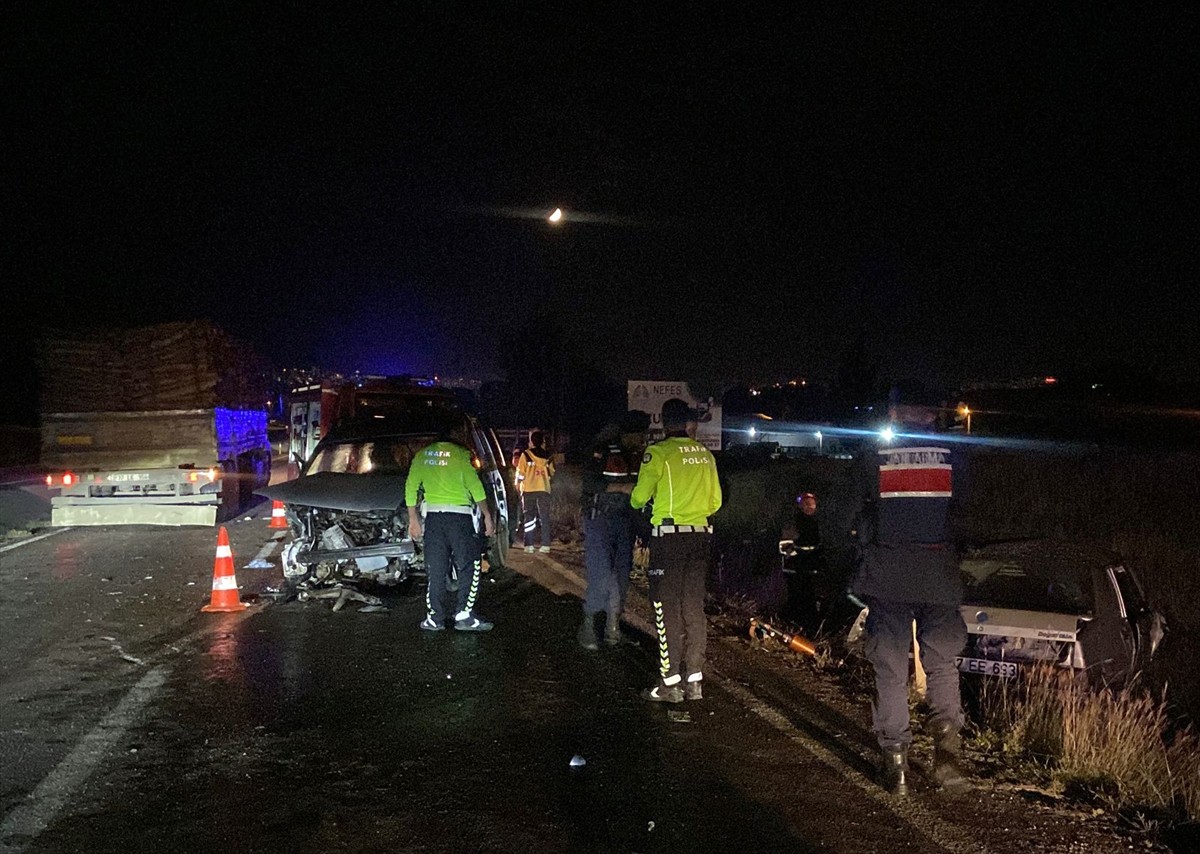 Kastamonu'da hafif ticari araç ile otomobilin çarpıştığı trafik kazasında 3 kişi...
