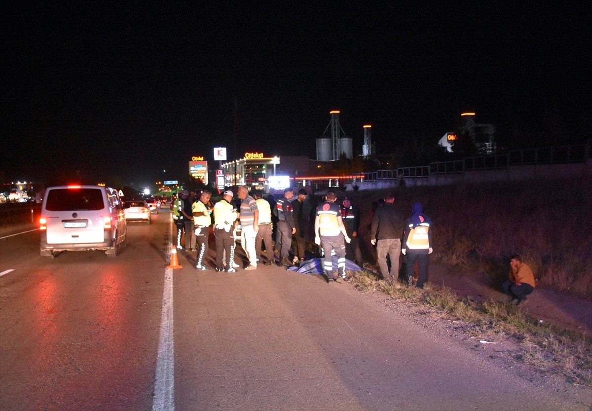 Kırıkkale'de otomobilin çarptığı 75 yaşındaki kişi yaşamını yitirdi, sürücü yaralandı. Kaza...