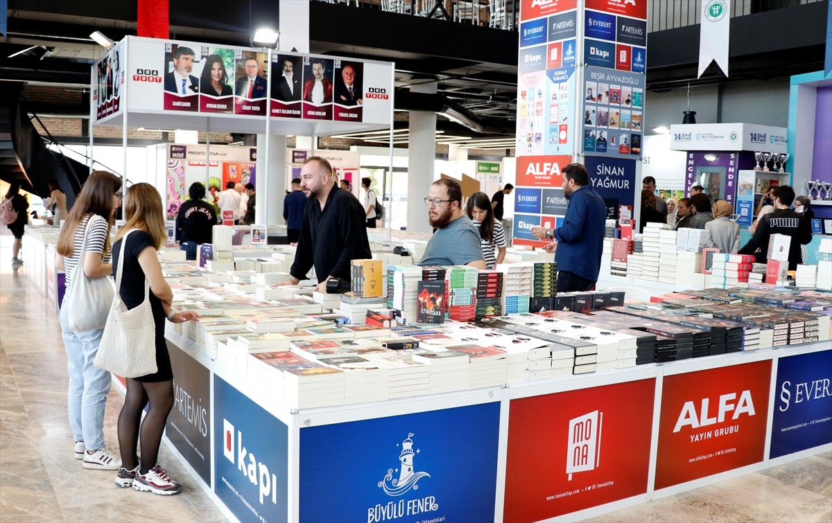 Kocaeli Büyükşehir Belediyesince "Savaşın ve Acının Edebiyatı" temasıyla düzenlenen 14. Kocaeli...