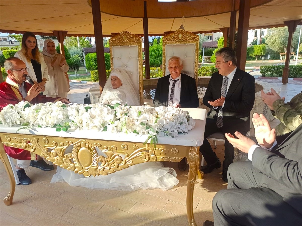 Osmaniye'de huzurevinde tanışan Hatice Sağır ve Celil Kurt törenle dünyaevine girdi.