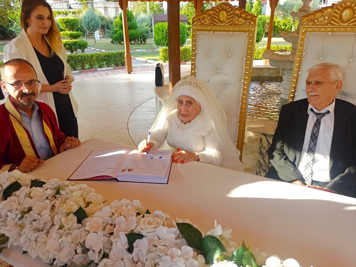 Osmaniye'de huzurevinde tanışan Hatice Sağır ve Celil Kurt törenle dünyaevine girdi.
