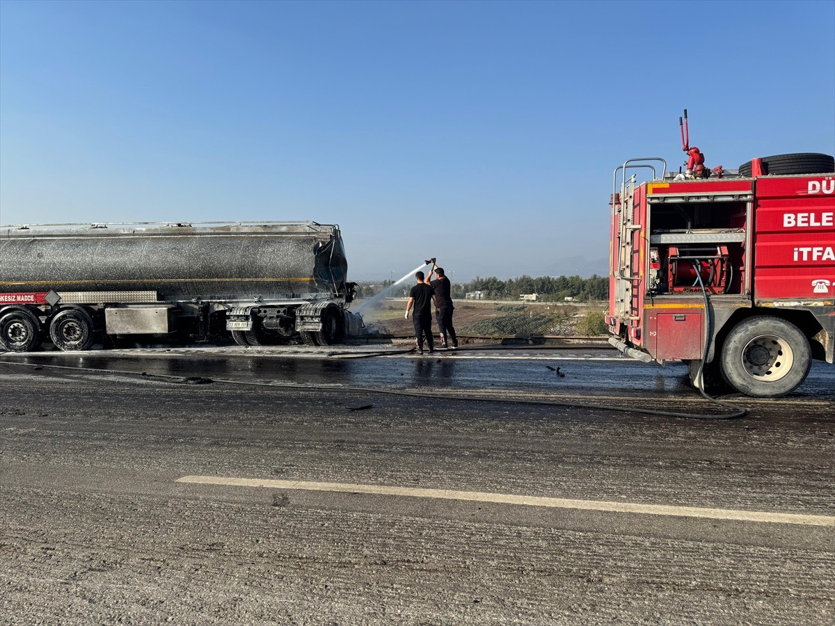 Osmaniye'de yangın çıkan tankere çarpan başka bir tanker yola devrildi. İhbar üzerine kaza yerine...
