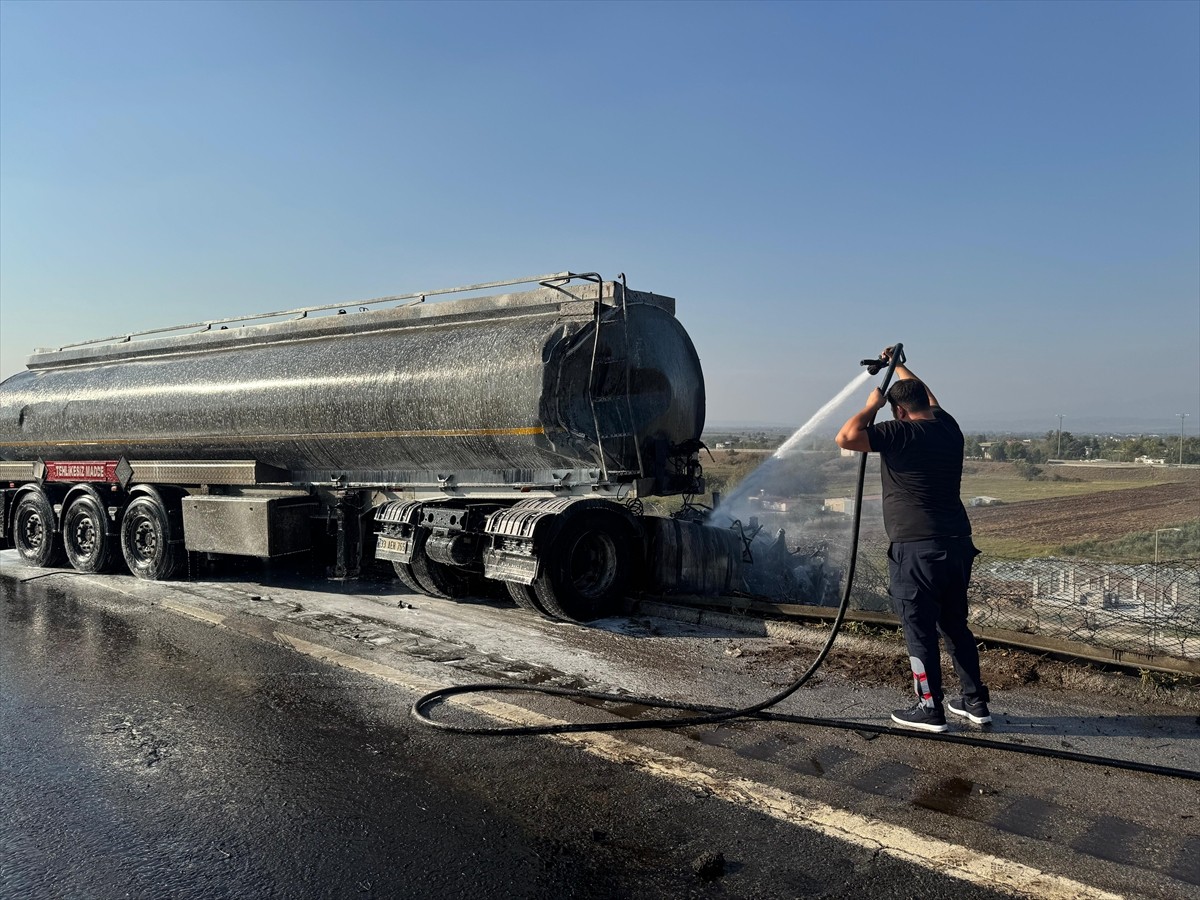 Osmaniye'de yangın çıkan tankere çarpan başka bir tanker yola devrildi. İhbar üzerine kaza yerine...