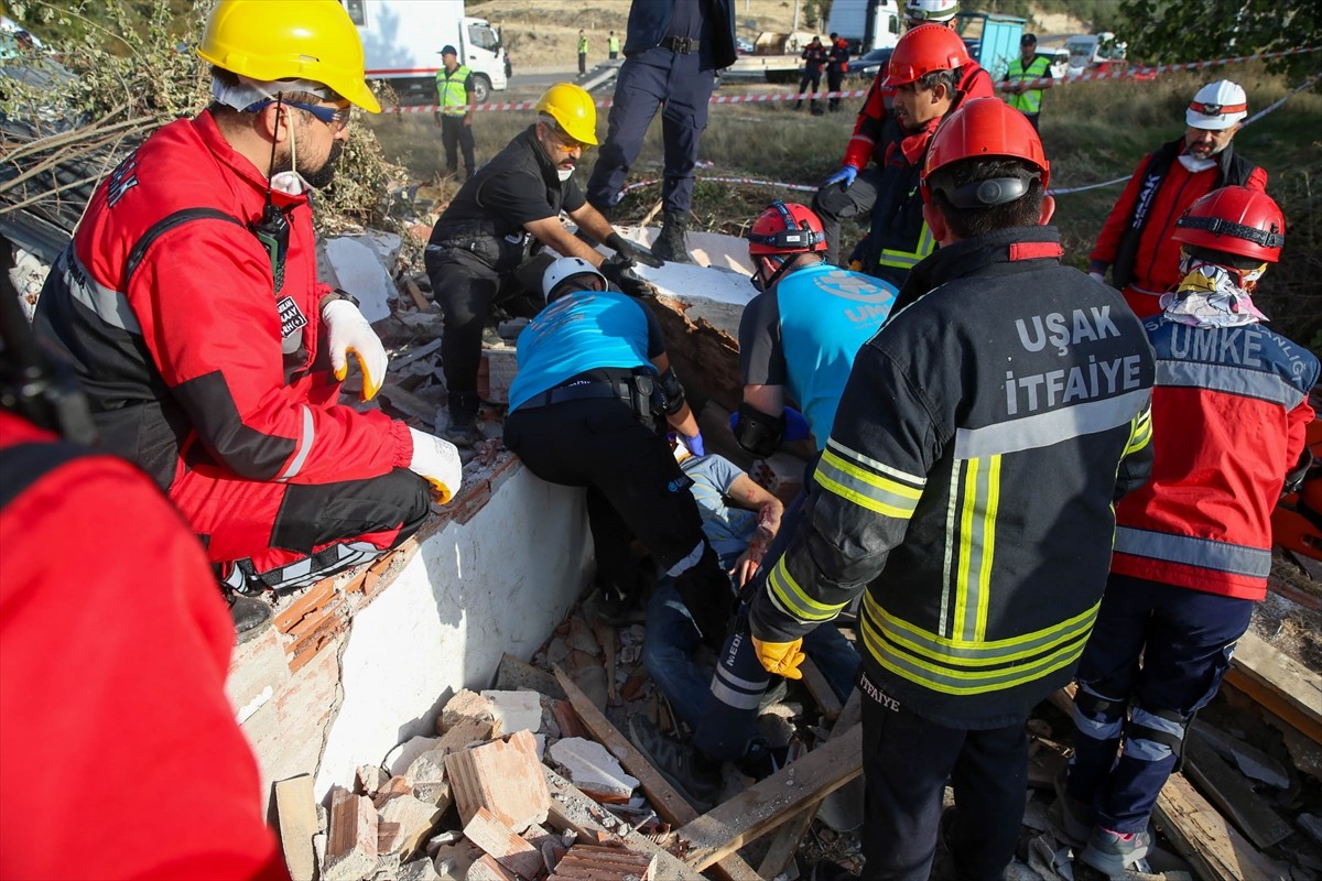 Uşak genelinde, Uluslararası Afet Risklerinin Azaltılması Günü dolayısıyla 5,8 büyüklüğünde...