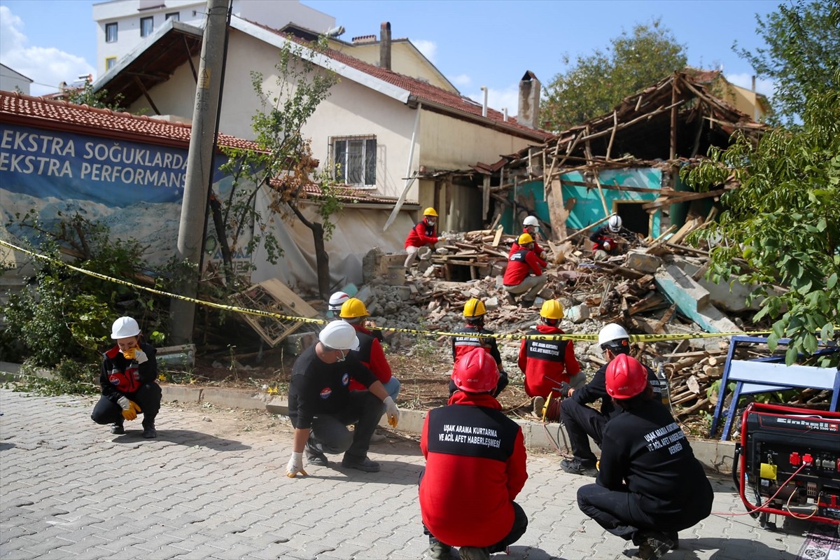 Uşak genelinde, Uluslararası Afet Risklerinin Azaltılması Günü dolayısıyla 5,8 büyüklüğünde...
