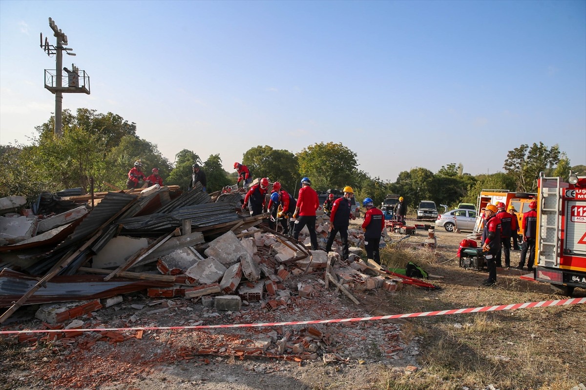 Uşak genelinde, Uluslararası Afet Risklerinin Azaltılması Günü dolayısıyla 5,8 büyüklüğünde...